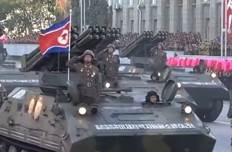 Pháo phản lực 122mm đặt trên xe thiết giáp 323 Triều Tiên sản xuất.