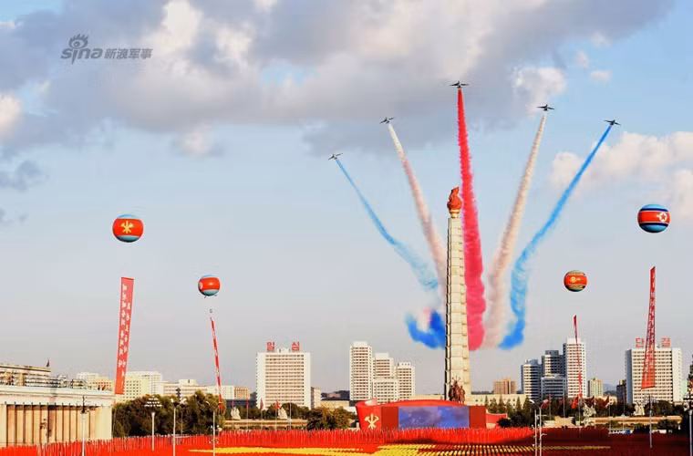 Cuộc duyệt binh của Quân đội Triều Tiên có sự góp mặt của hầu hết các binh sĩ quân binh chủng đi kèm kho vũ khí khổng lồ tiếp tục thu hút sự chú ý trên toàn thế giới.