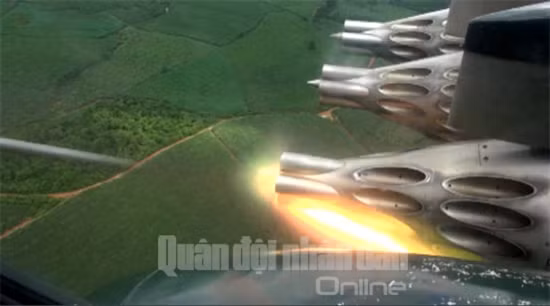 Rốc két rời thùng phóng, hướng về mục tiêu mặt đất.