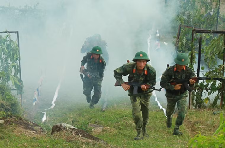 Các chiến sĩ Trung đoàn 148 (Đoàn Sơn La anh dũng) trong diễn tập chiếm cửa mở.