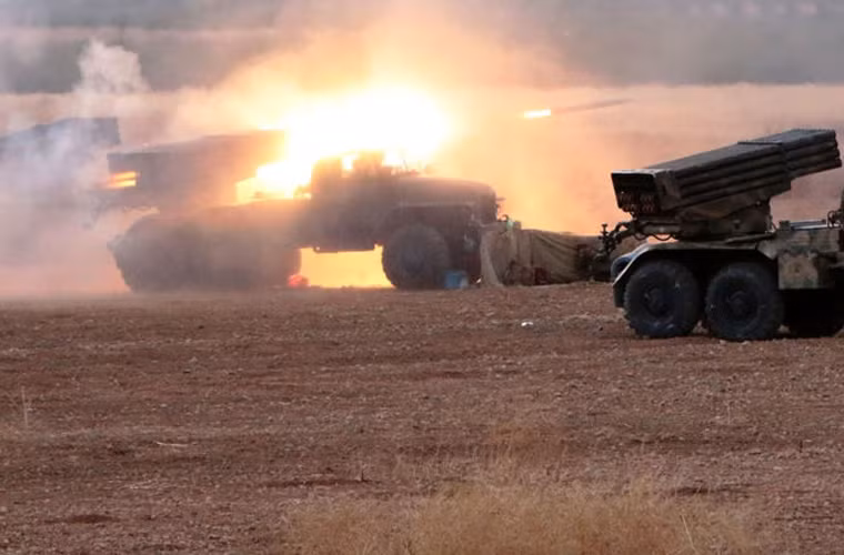 Pháo phản lực BM-21 Grad quân đội Syria đồng loạt nã đạn tấn công mục tiêu phiến quân IS. Với sự hỗ trợ của Không quân Nga, Quân đội Syria đang từng bước giành lại những vùng lãnh thổ đã mất.