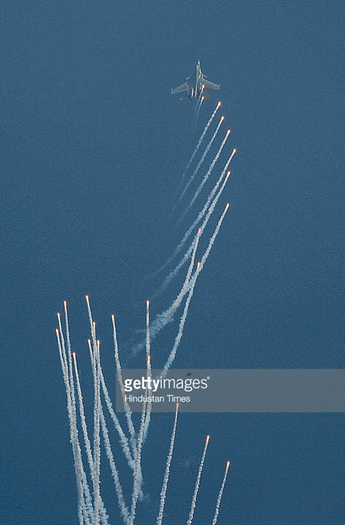 Máy bay chiến đấu Su-30MKI phóng pháo sáng tuyệt đẹp.