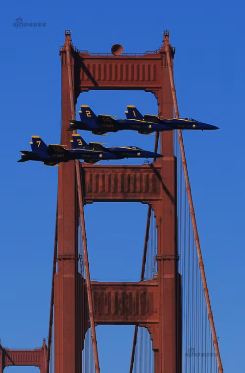 Phi đội bay “Thiên thần xanh” (Blue Angels) bay qua cầu cổng Vàng nổi danh là bức ảnh quân sự rất đẹp.
