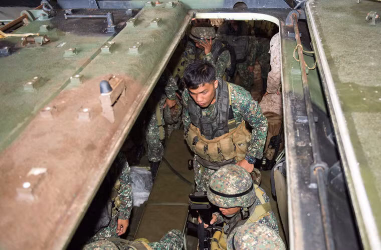 Các binh sĩ Thủy quân Lục chiến Philippines đứng trong chiếc xe thiết giáp AAV7A1 chuẩn bị cho cuộc diễn tập đổ bộ đường biển trên Biển Đông.