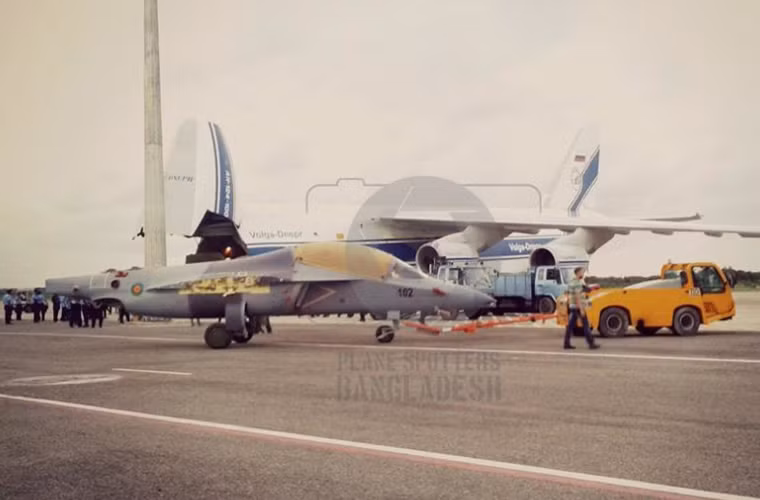 Máy bay Yak-130 đầu tiên được Nga chuyển giao cho khách hàng Bangladesh.