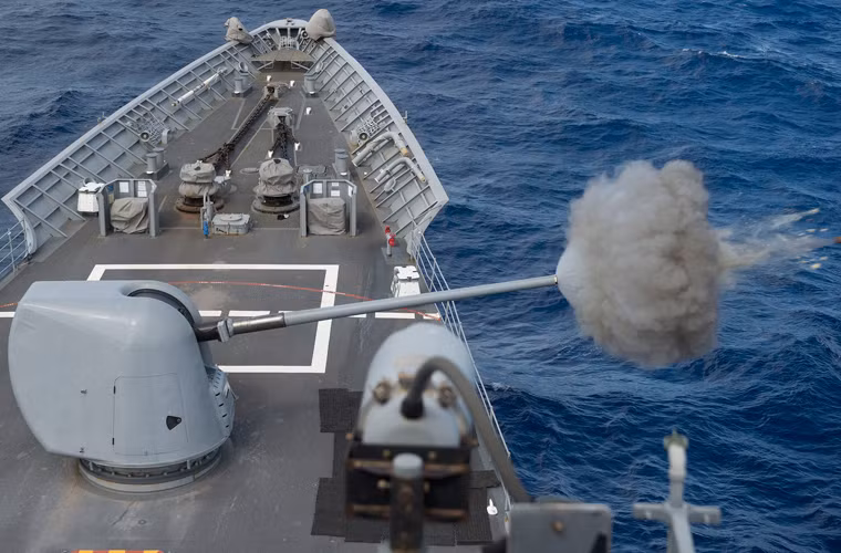 Pháo hạm 127mm MK 45 trên tàu tuần dương tên lửa USS Chancellorsville (CG 62) của Hải quân Mỹ khai hỏa trên biển Nhật Bản.