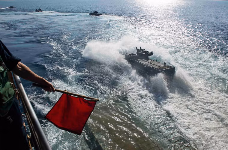 Các xe thiết giáp AAV7A1 đang lao vào những con sóng dữ trên Biển Đông từ tàu đổ bộ USS Germantown (LSD 42) trong cuộc tập trận PHIBLEX giữa Mỹ và Philippines.