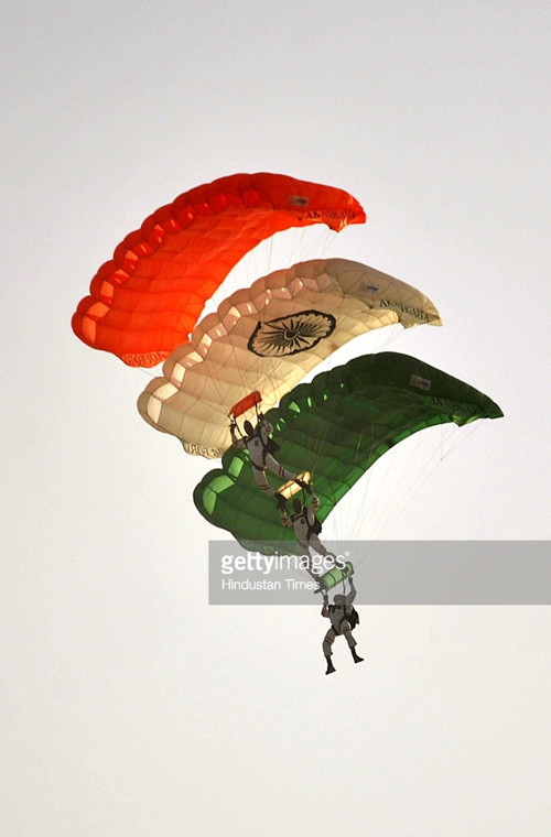 Các lính dù Ấn Độ xếp đội hình lá cờ quốc gia này trên không với những cánh dù trong một ngày lễ kỷ niệm của không quân.