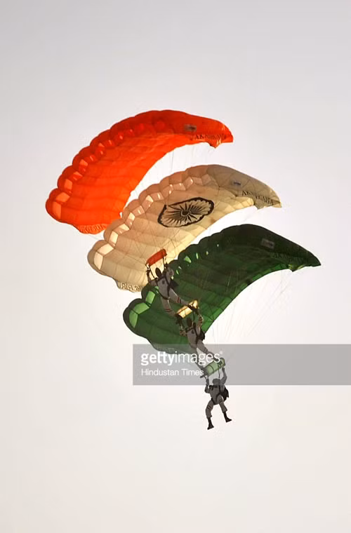 Các lính dù Ấn Độ xếp đội hình lá cờ quốc gia này trên không với những cánh dù trong một ngày lễ kỷ niệm của không quân.