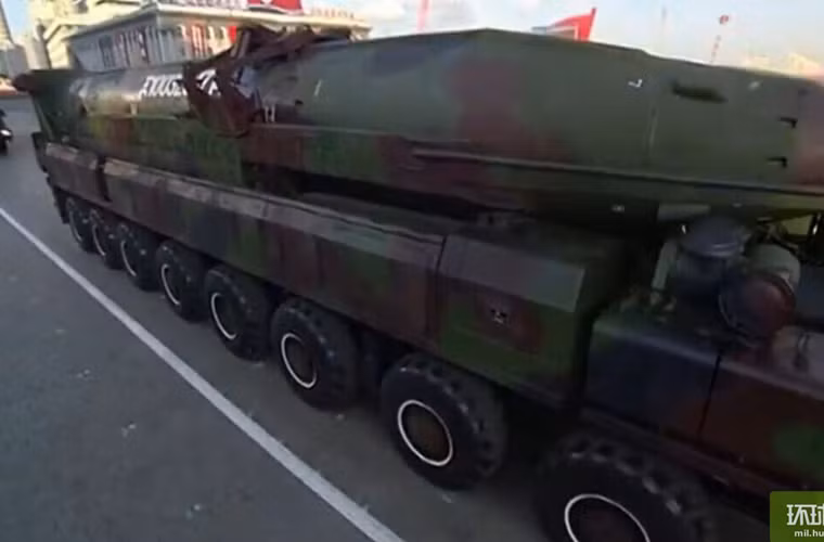 Tên lửa đạn đạo liên lục địa KN-08 với tầm bắn lên tới 10.000km được Triều Tiên khoe trong lễ duyệt binh kỷ niệm ngày thành lập Đảng Lao động Triều Tiên là bức ảnh vũ khí ấn tượng nhất tuần.