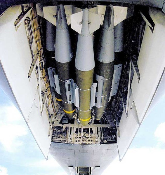 Vậy tải trọng tăng thêm 50% nghĩa là gì? Theo nguồn tin, các giá treo mới cho phép máy bay mang thêm 5.000 pound, tức là đáp ứng tải trọng của bom đạn "nặng ký" hơn. Nhiều khả năng họ đang đề cập đến vũ khí siêu thanh.