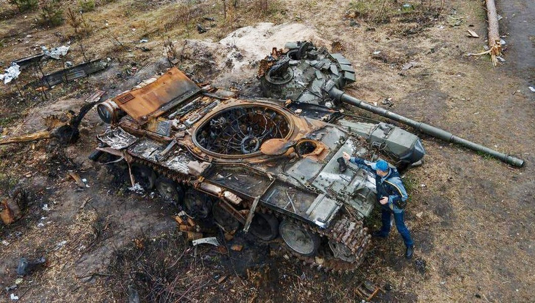 Việc bố trí này giải quyết được điểm yếu cố hữu của các dòng xe tăng Nga trước đây là mỗi khi bị bắn trúng, kho đạn bên trong liền phát nổ và hất tung tháp pháo.