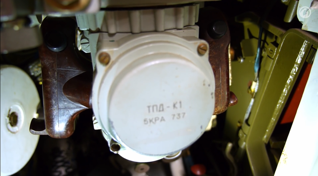 Cần điều chỉnh tháp pháo kèm theo hệ thống bóp cò bắn.