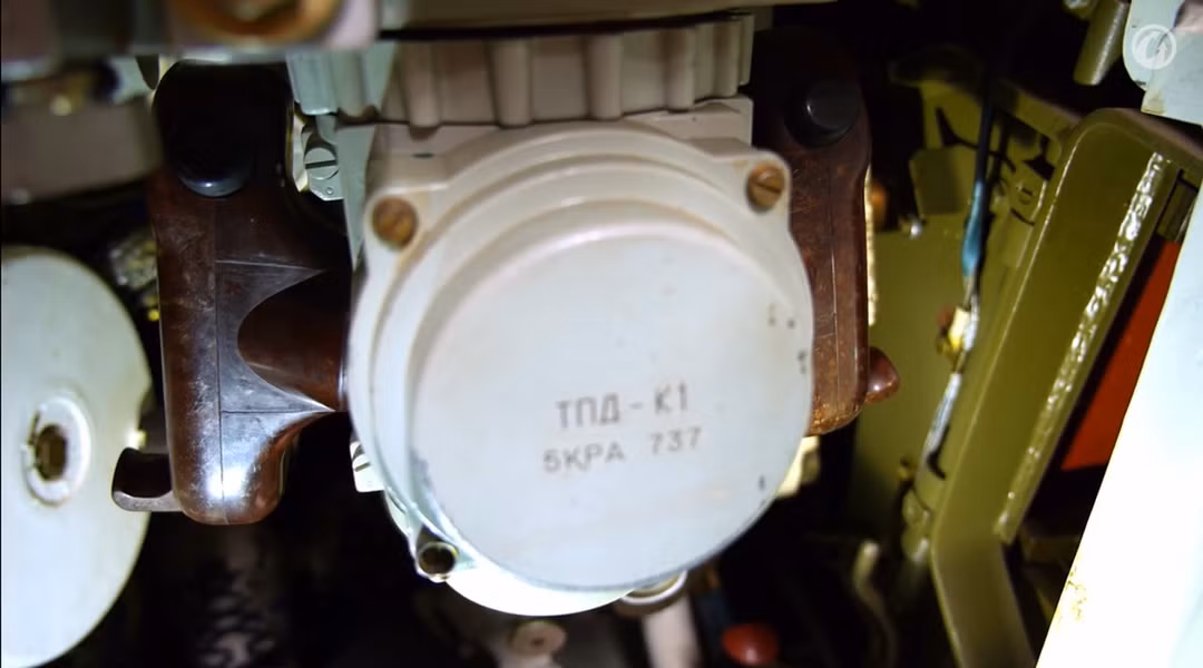 Cần điều chỉnh tháp pháo kèm theo hệ thống bóp cò bắn.