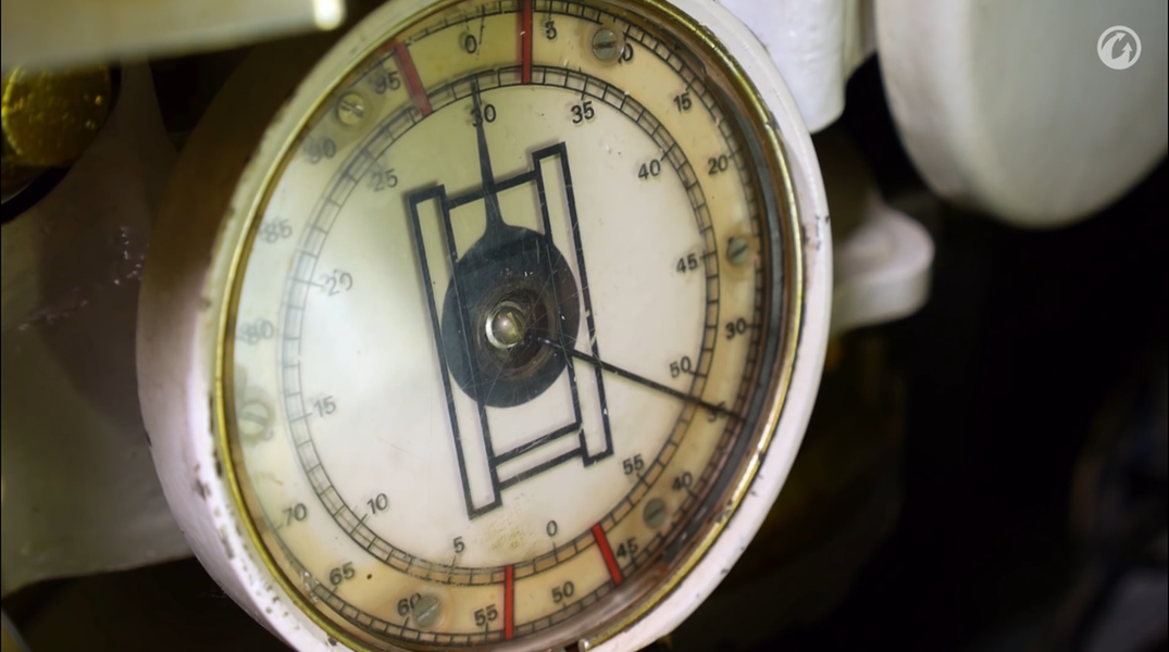 Đồng hồ hiển thị chính xác góc tháp pháo và hướng nòng pháo so với hướng xe tăng tránh tình trạng xạ thủ bị mất phương hướng sau khi ngắm theo dõi mục tiêu di chuyển một thời gian ngắn.