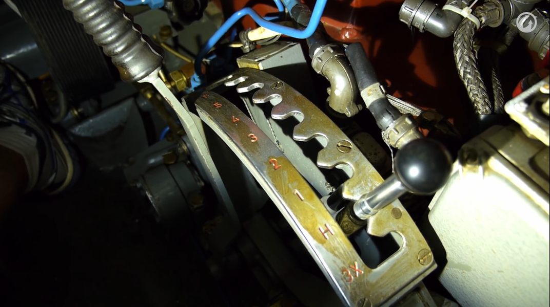 Cần số của xe tăng với hộp số bao gồm 7 số tiến, 1 số lùi. chữ H trên hộp số chính là số 0.