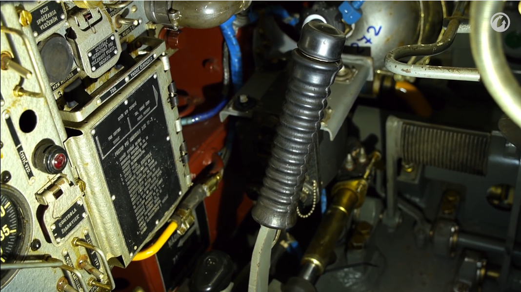 Vị trí của lái xe bao gồm hai cần trái-phải điều chỉnh tốc độ của hai bánh xích hai bên, đây cũng chính là cách lái xe điều khiển T-72 "ôm cua".