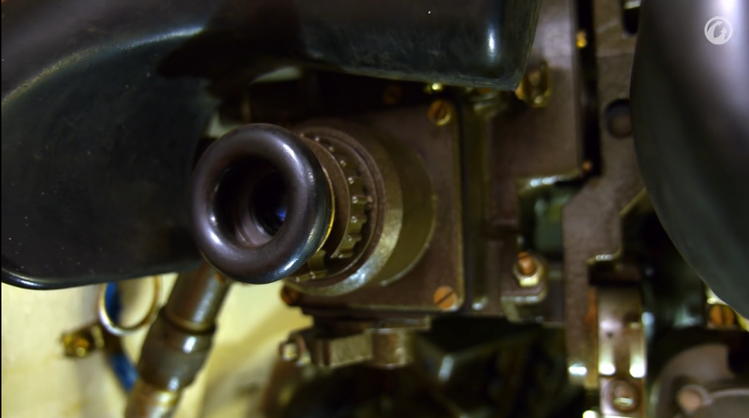 Khu vực của xạ thủ có hai kính ngắm một mắt với hai tiêu cự và góc nhìn rộng-hẹp khác nhau để quan sát các mục tiêu ở độ xa-gần khác nhau.