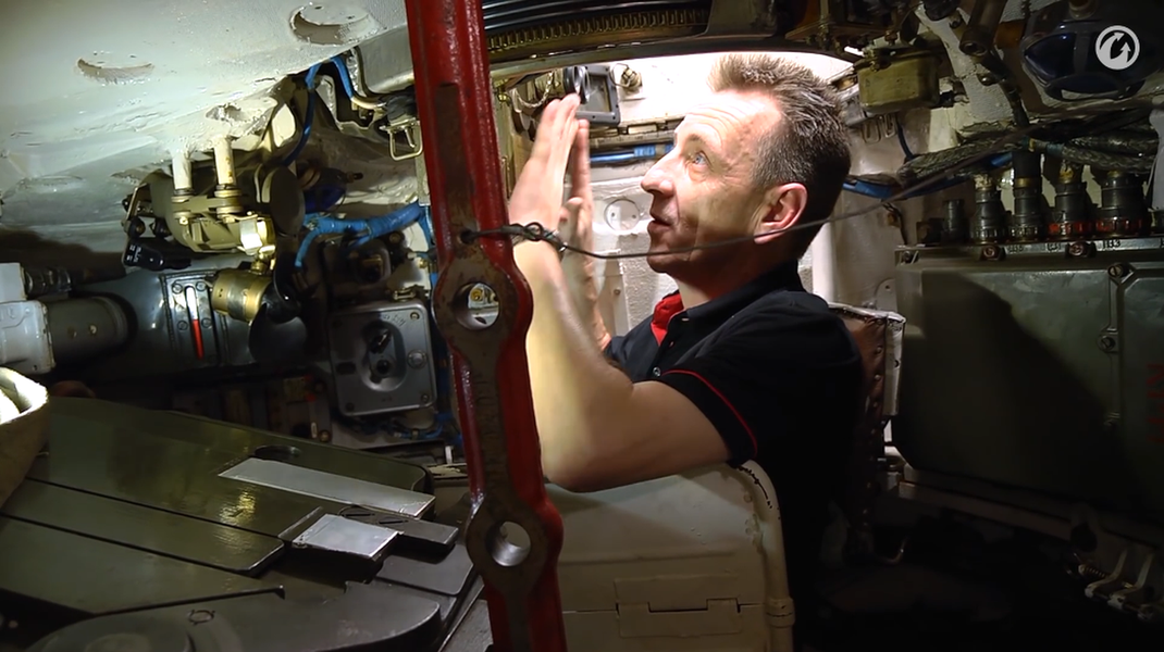 Vị trí ngồi của trưởng xe, ngoài kính ngắm hai mắt ra còn có các khe quan sát giúp tăng khả năng bao quát của trưởng xe.