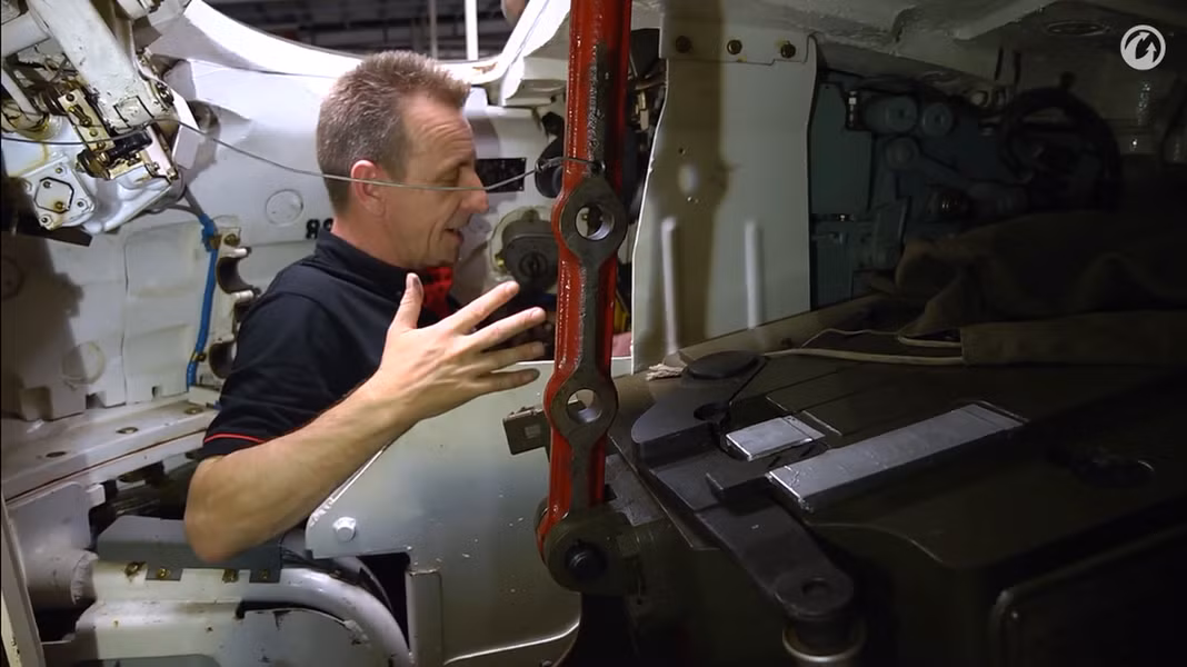 Vị trí ngồi của xạ thủ, các vị trí ngồi bên trong xe tăng T-72 khá chật chội nhất là với thể hình cao lớn của người Nga, đặc biệt là ghế ngồi không được bọc đệm khiến người lính khá vất vả sau mỗi cuộc hành quân đường dài.