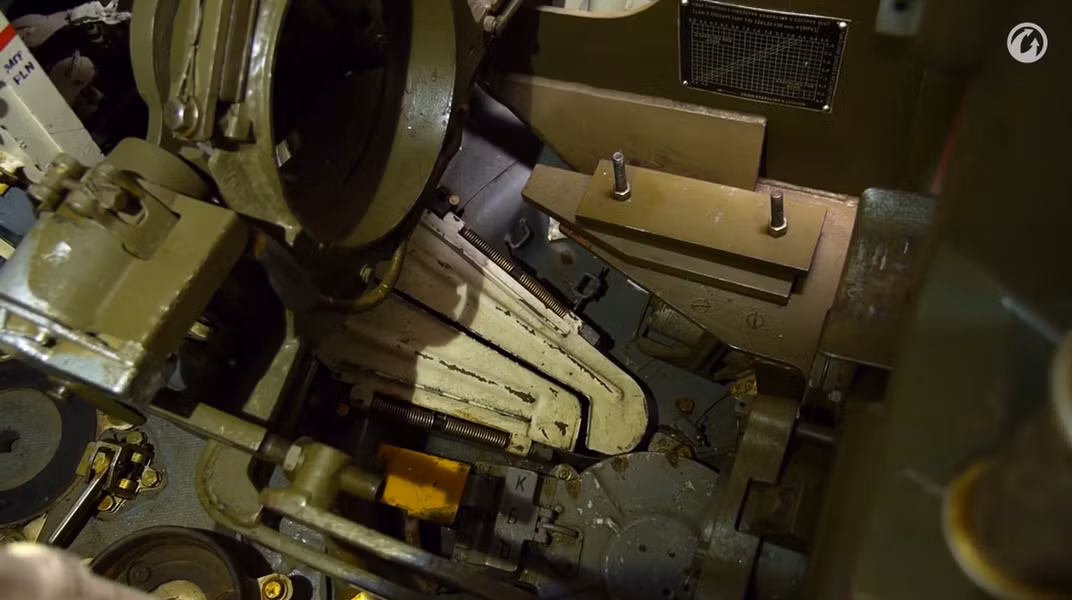 Ở giữa trưởng xe và xạ thủ là hệ thống nạp đạn tự động, việc sử dụng hệ thống nạp đạn tự động giúp xe tăng Liên Xô bớt được một vị trí nhân lực trên xe, tuy nhiên chúng cũng chiếm khá nhiều diện tích.