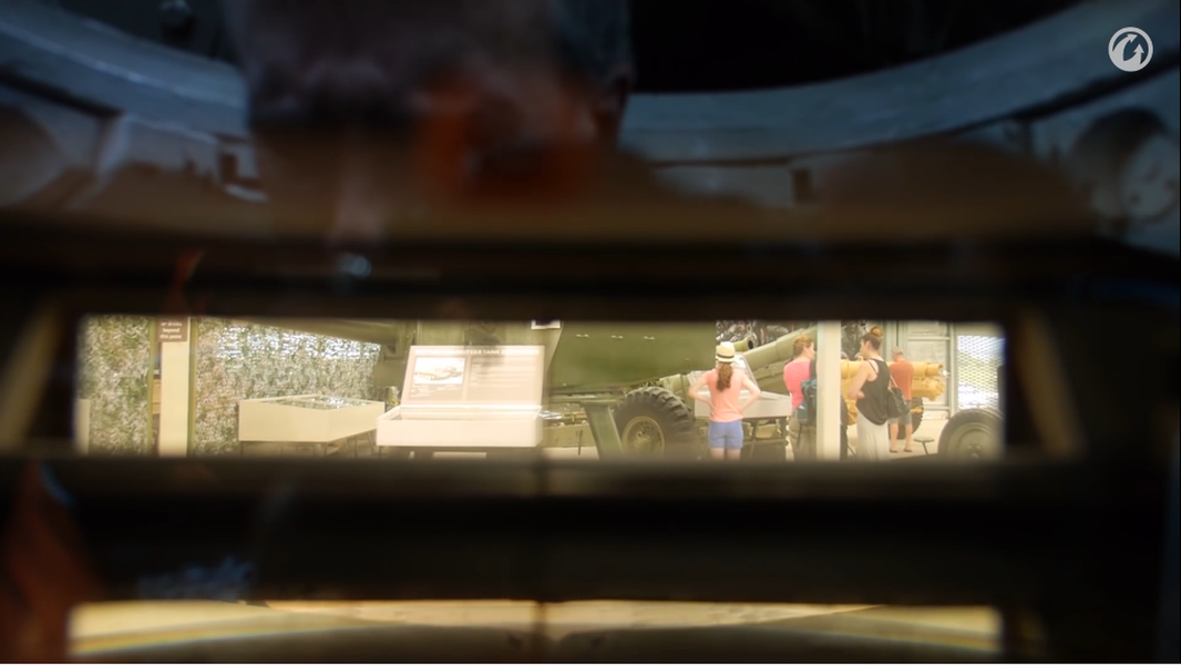 Góc nhìn của trưởng xe qua khe quan sát.