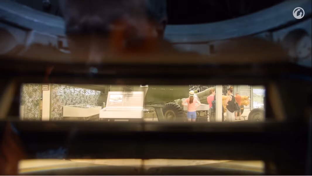 Góc nhìn của trưởng xe qua khe quan sát.