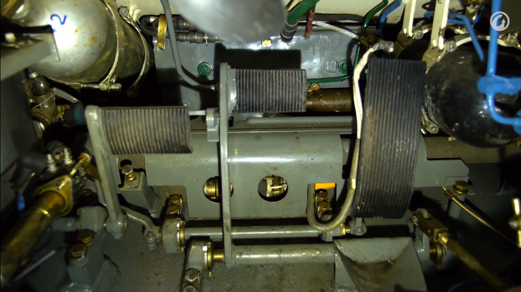 Các bàn đạp côn, ga, phanh được bố trí giống với bàn đạp trên xe hơi.