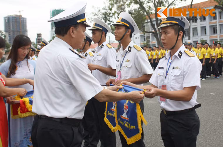 Thủ trưởng Bộ Tư lệnh Hải quân tặng cờ lưu niệm cho các đoàn tham gia Hội thao.