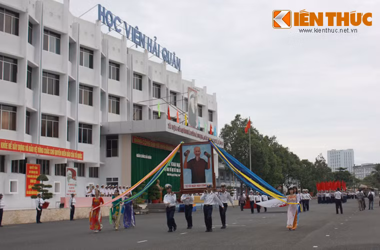 Ngoài các môn phổ biến như quần vợt, cầu lông, bóng bàn… còn có các môn đặc chủng như bơi ứng dụng, vượt vật cản K91, chiến sĩ khỏe…Hội thao kéo dài đến hết ngày 21/12/2017 hứa hẹn sẽ có nhiều trận đấu hấp dẫn. Trong ảnh, chân dung Chủ tịch Hồ Chí Minh diễu hành qua lễ đài.