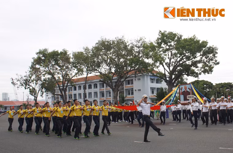 Đoàn thể thao Vùng 3 Hải quân diễu hành qua Lễ đài.