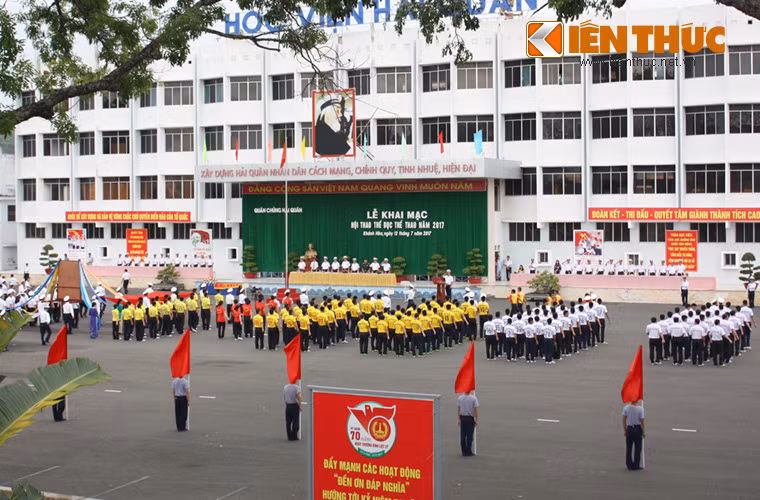 Sáng 12/7/2017, tại TP Nha Trang (Khánh Hòa), Quân chủng Hải quân đã tổ chức Khai mạc Hội thao thể dục thể thao năm 2017. Hội thao lần này thu hút 21 đoàn với hơn 700 vận động viên tham gia 9 môn thi đấu. Trong ảnh, quang cảnh Lễ khai mạc Hội thao thể dục thể thao năm 2017 của Quân chủng Hải quân.