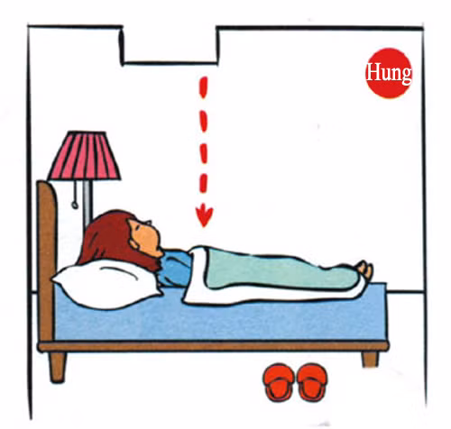 5. Thanh xà nhà phía trên giường ngủ Nằm ngủ ở vị trí bên dưới các thanh xà nhà luôn làm bạn cảm thấy bị áp lực đè nặng. Nó có thể gây ra chứng mất ngủ, thiếu ngủ và đau đầu triển miên.