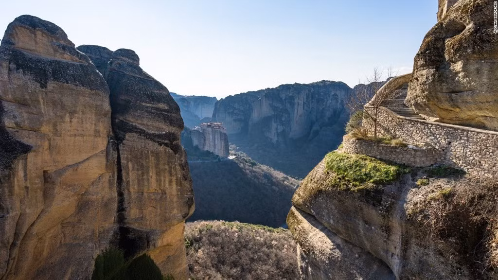 Trước đây, các tín đồ đi lên tu viện bằng mạng lưới dây thừng, ròng rọc, lưới và thang. Ngày nay du khách có thể tới thăm quần thể tu viện dễ dàng và an toàn hơn bằng hệ thống cầu thang được xây dựng vào những năm 1920.