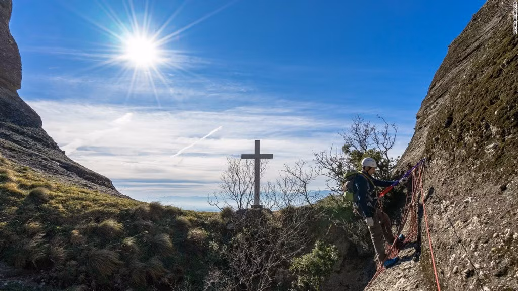 Điểm nhấn tại Meteora là "con đường sắt" Via Ferrata dẫn lên đỉnh Great Saint - ngọn núi cao nhất trong khu vực, được bố trí dây thừng và các dây nối hỗ trợ để leo lên và xuống an toàn.