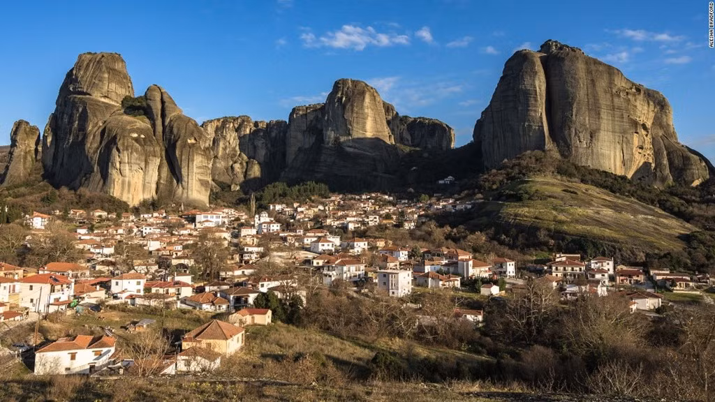 Nếu cảm thấy bí bách khi ở Kalambaka, du khách có thể tới thăm ngôi làng Kastraki kế bên để cảm thấy yên bình và gần gũi hơn.
