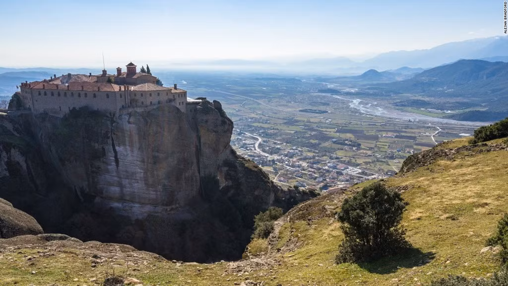 Những vách đá thẳng đứng tạo thành khung cảnh ấn tượng, đối lập với cánh đồng bằng phẳng bao quanh. Ngoài các tu viện và cảnh quan tuyệt đẹp, Meteora còn thu hút những người thích chinh phục, đồng thời ẩn chứa những câu chuyện lịch sử hấp dẫn của châu Âu.