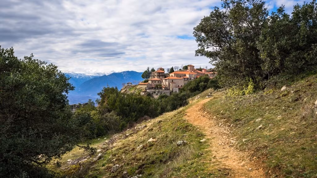 Khu vực đã thu hút khách hành hương và thám hiểm hàng nghìn năm nay. Với sự phát triển của du lịch mạo hiểm, Meteora sẽ tiếp tục mang lại cảm giác mạnh và những thắng cảnh tuyệt đẹp cho du khách.