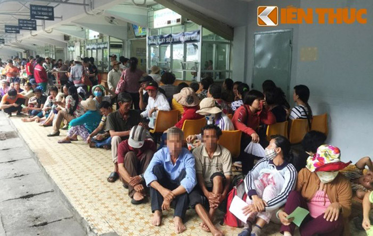 Hàng nghìn người dân phải khổ sở chen chân nhau chờ từ khi mặt trời chưa ló dạng ở Bệnh viện Ung Bướu (đường Nơ Trang Long, quận Bình Thạnh) với cơ thể rã rời vì đau bệnh để được lấy số thứ tự, chờ được khám bệnh. Niềm hi vọng một cơ sở thứ 2 khang trang, hiện đại thêm 1 lần nữa của người dân phải lỡ hẹn đến năm 2019.