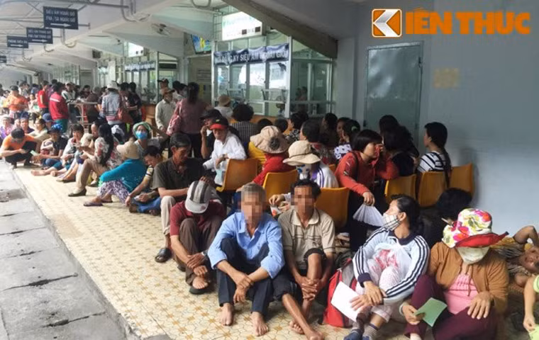 Hàng nghìn người dân phải khổ sở chen chân nhau chờ từ khi mặt trời chưa ló dạng ở Bệnh viện Ung Bướu (đường Nơ Trang Long, quận Bình Thạnh) với cơ thể rã rời vì đau bệnh để được lấy số thứ tự, chờ được khám bệnh. Niềm hi vọng một cơ sở thứ 2 khang trang, hiện đại thêm 1 lần nữa của người dân phải lỡ hẹn đến năm 2019.