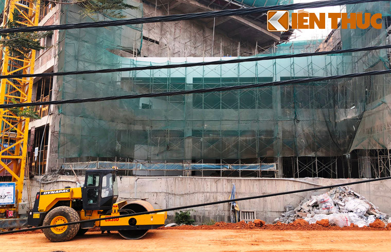 Nghiêm trọng hơn, vị trí bể lắng phóng xạ vách bị cong, phông; phòng xạ trị LINAX toàn bộ vách tường tại trục HH bị nứt, thấm và cong phồng. Phòng HDR vách bị phồng, chân vách tại vị trí sàn bị lõm, không tạo thành mặt phẳng.