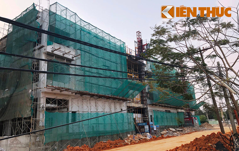 Ngoài ra, việc sai sót trong xây lắp, thi công và quản lý chất lượng khiến vách hầm tầng 2 của công trình bị nứt, thấm tại nhiều vị trí chưa được xử lý, có một số vết nứt dài từ sàn đến hết chiều cao tầng hầm.