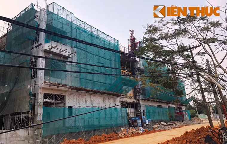 Ngoài ra, việc sai sót trong xây lắp, thi công và quản lý chất lượng khiến vách hầm tầng 2 của công trình bị nứt, thấm tại nhiều vị trí chưa được xử lý, có một số vết nứt dài từ sàn đến hết chiều cao tầng hầm.