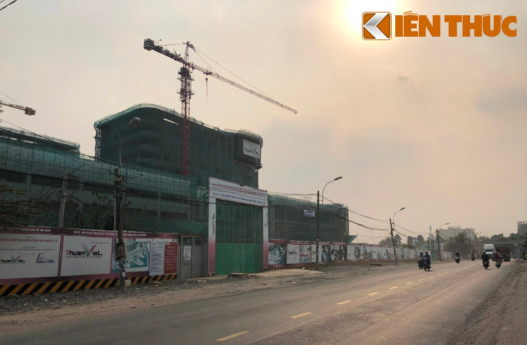 Tuy nhiên đến cuối năm 2017 (đúng như cam kết thời gian đưa bệnh viện vào sử dụng), công trình Bệnh viện Ung bướu cơ sở 2 vẫn còn hết sức ngổn ngang.