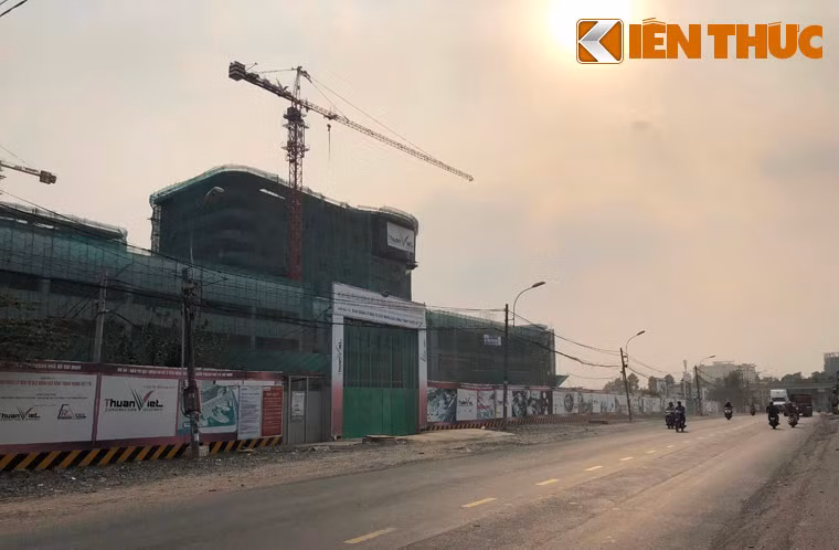 Tuy nhiên đến cuối năm 2017 (đúng như cam kết thời gian đưa bệnh viện vào sử dụng), công trình Bệnh viện Ung bướu cơ sở 2 vẫn còn hết sức ngổn ngang.