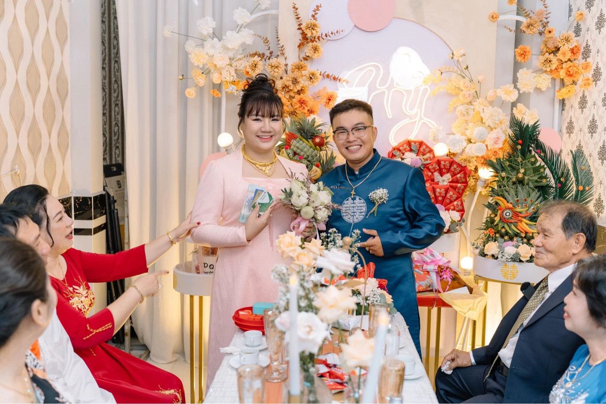 Hanh dong dang yeu cua chu re trong dam cuoi gay sot mang