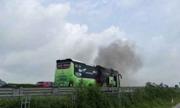 O to cho 10 khach boc chay tren cao toc Phap Van - Cau Gie