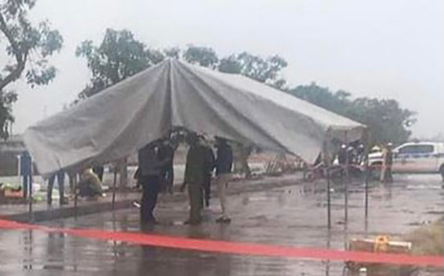 Theo hồ sơ vụ án, khoảng 2h ngày 13/1/2023, tại khu vực bờ sông An Thành thuộc địa phận khu Đồng Văn, thị trấn Phú Thái, quần chúng phát hiện một nam giới nằm tử vong dưới sông, ở vị trí bờ kè tiếp giáp mép nước; phần hai chân bị xe máy đè lên. Khu vực cổ nạn nhân có vết thương hở... (Khu vực xảy ra vụ án)