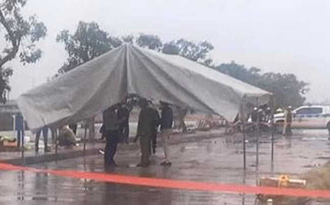 Theo hồ sơ vụ án, khoảng 2h ngày 13/1/2023, tại khu vực bờ sông An Thành thuộc địa phận khu Đồng Văn, thị trấn Phú Thái, quần chúng phát hiện một nam giới nằm tử vong dưới sông, ở vị trí bờ kè tiếp giáp mép nước; phần hai chân bị xe máy đè lên. Khu vực cổ nạn nhân có vết thương hở... (Khu vực xảy ra vụ án)