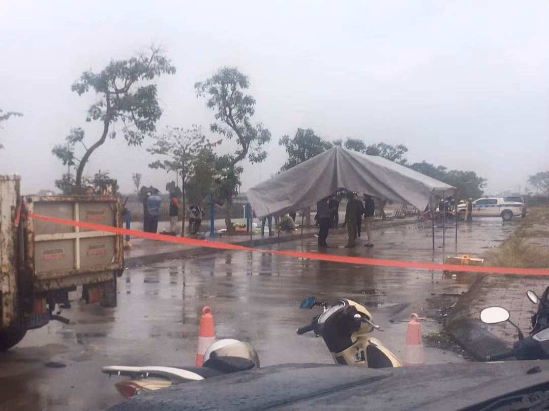 Vụ án xảy ra vào lúc nửa đêm, hiện trường là khu vực vắng người qua lại vì thế công tác điều tra gặp rất nhiều khó khăn. Quá trình rà soát kết hợp đã áp dụng đồng bộ các biện pháp điều tra với nguồn tin của quần chúng cung cấp, Phòng Cảnh sát hình sự Công an tỉnh Hải Dương và Công an huyện Kim Thành nhanh chóng xác định được danh tính nạn nhân là anh Đỗ Văn Thịnh (SN 1985, trú tại số 37 Trần Hưng Đạo, thị trấn Phú Thái, huyện Kim Thành)